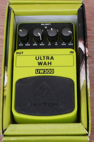 Behringer-UW300